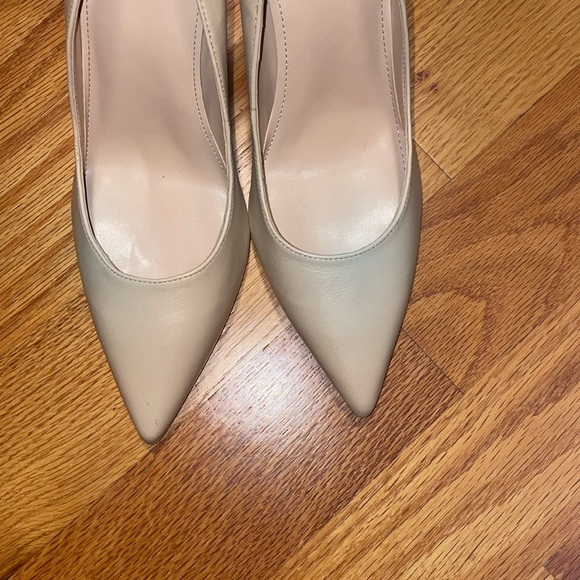 GUESS Women's Seanna Pump - Picture 7 of 10